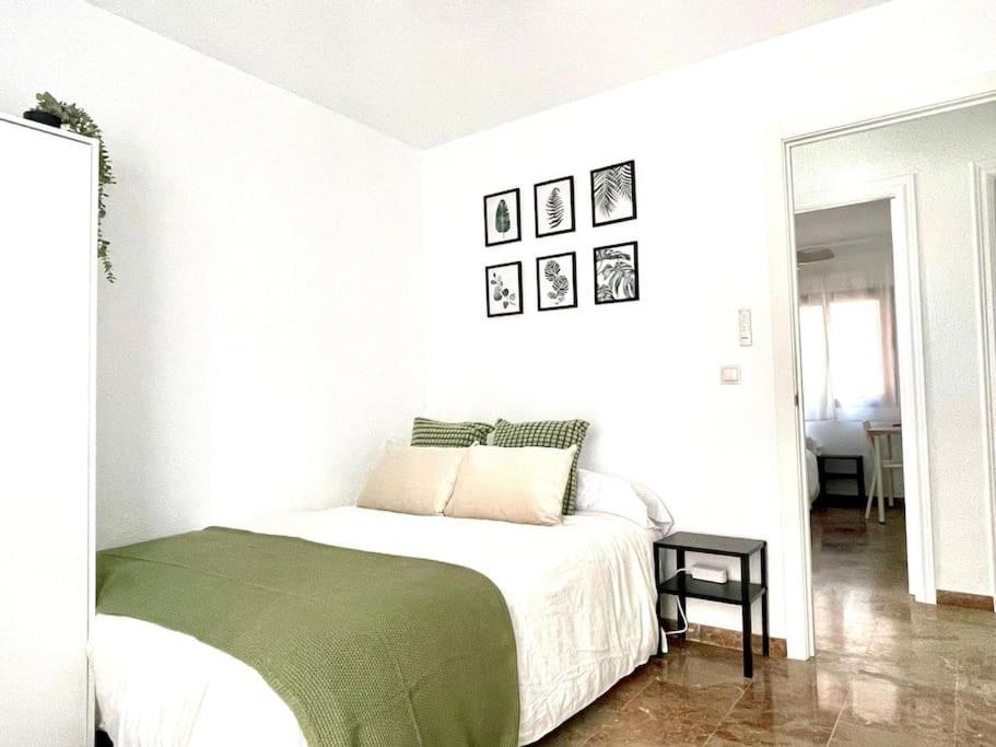 Beautiful & Sunny Apartment Малага Экстерьер фото