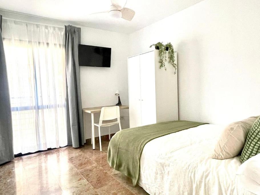 Beautiful & Sunny Apartment Малага Экстерьер фото