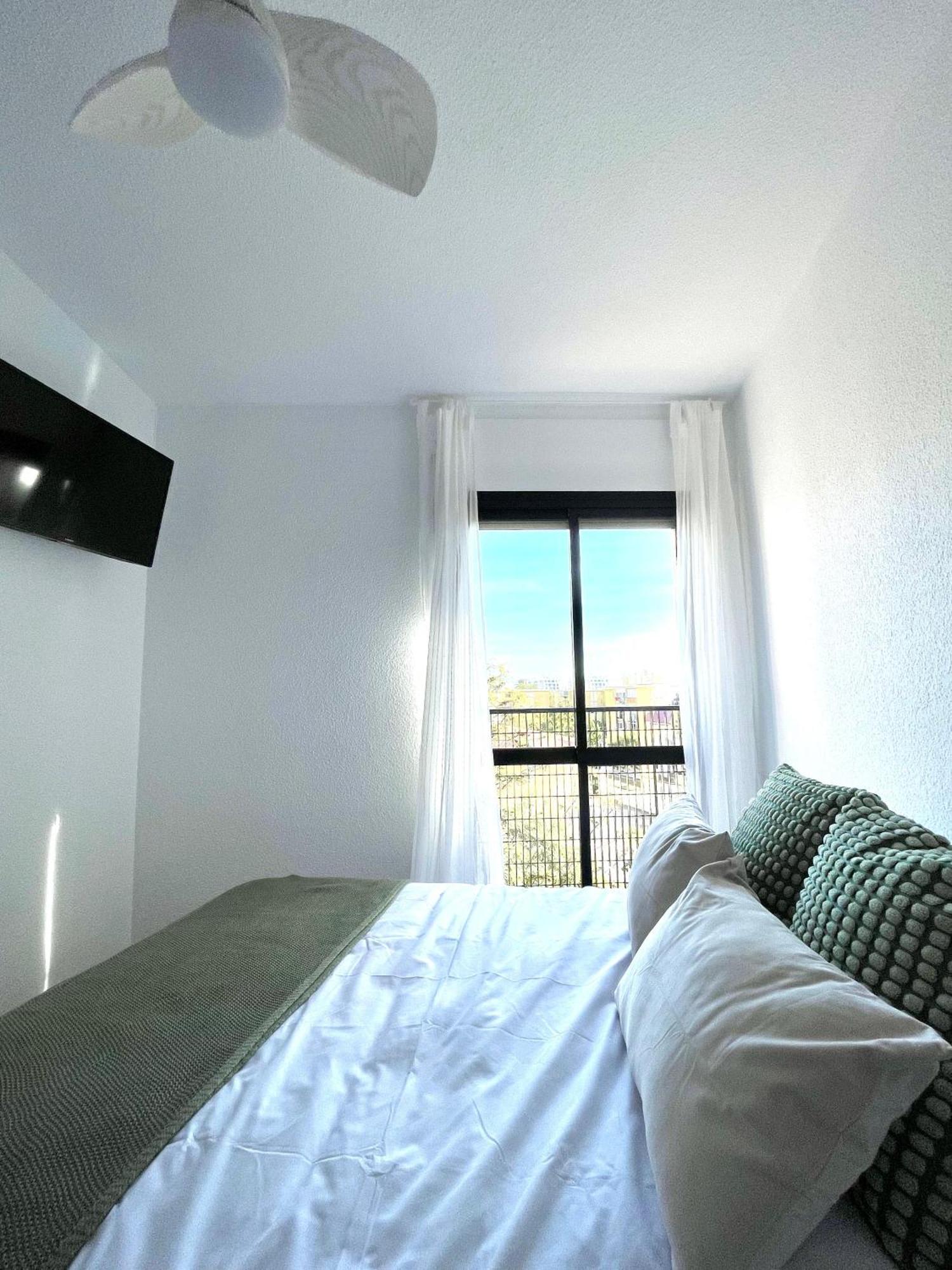 Beautiful & Sunny Apartment Малага Экстерьер фото