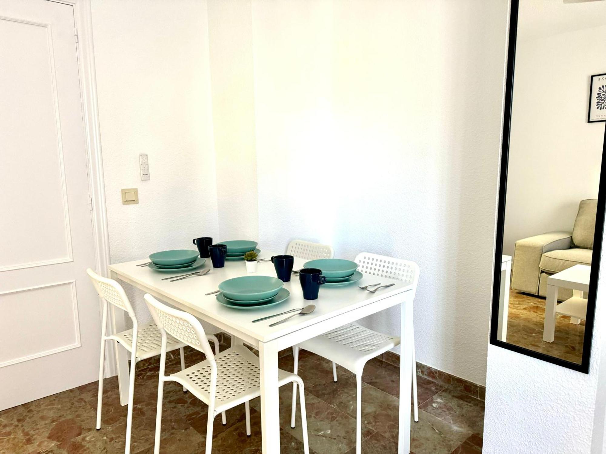 Beautiful & Sunny Apartment Малага Экстерьер фото