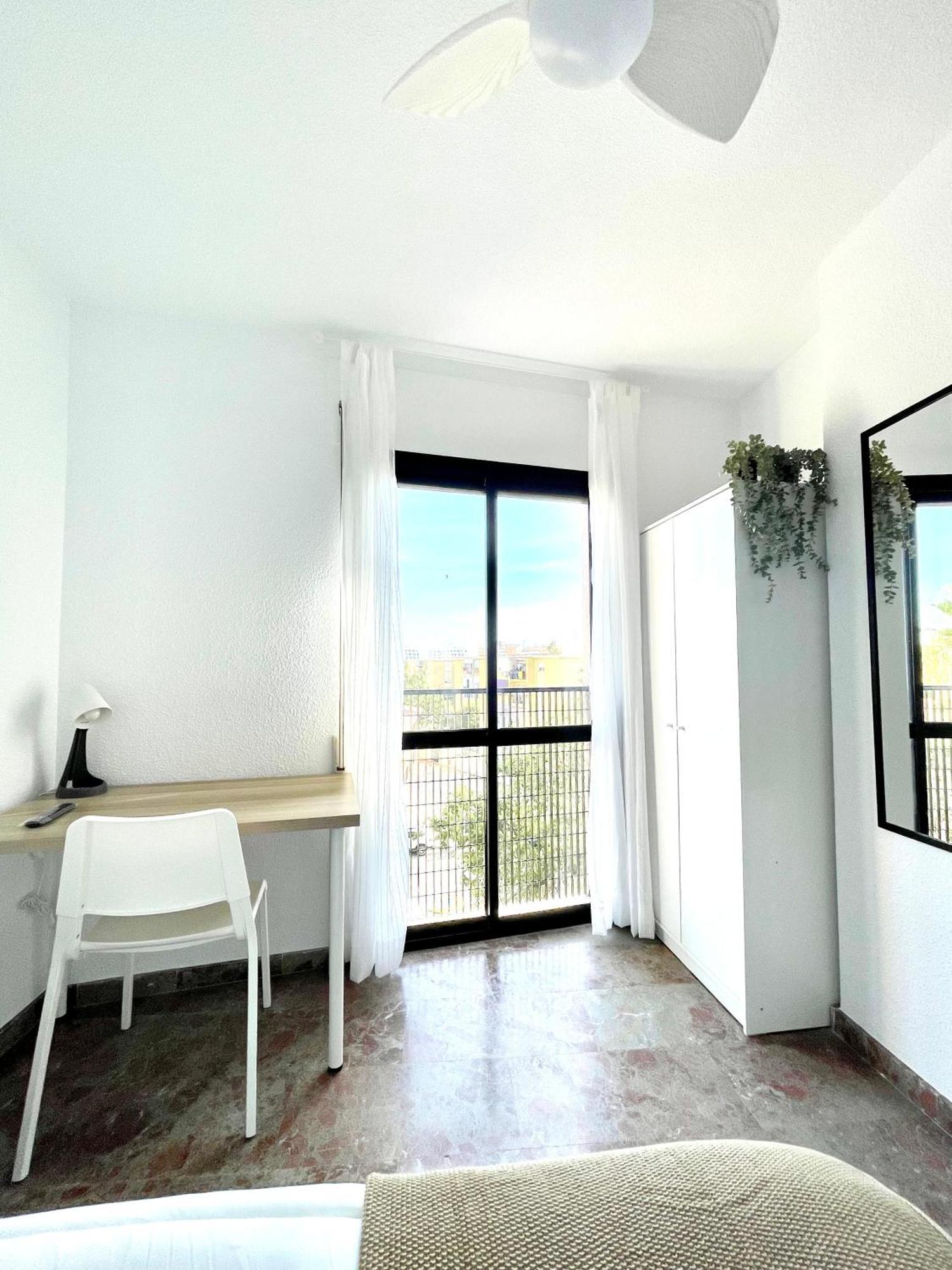 Beautiful & Sunny Apartment Малага Экстерьер фото